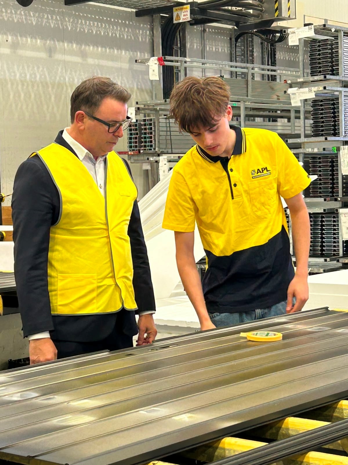 Image - Hon Brewer APL Manufacturing Visit | 边学边拿工资!政府为年轻人开放更多带薪培训机会